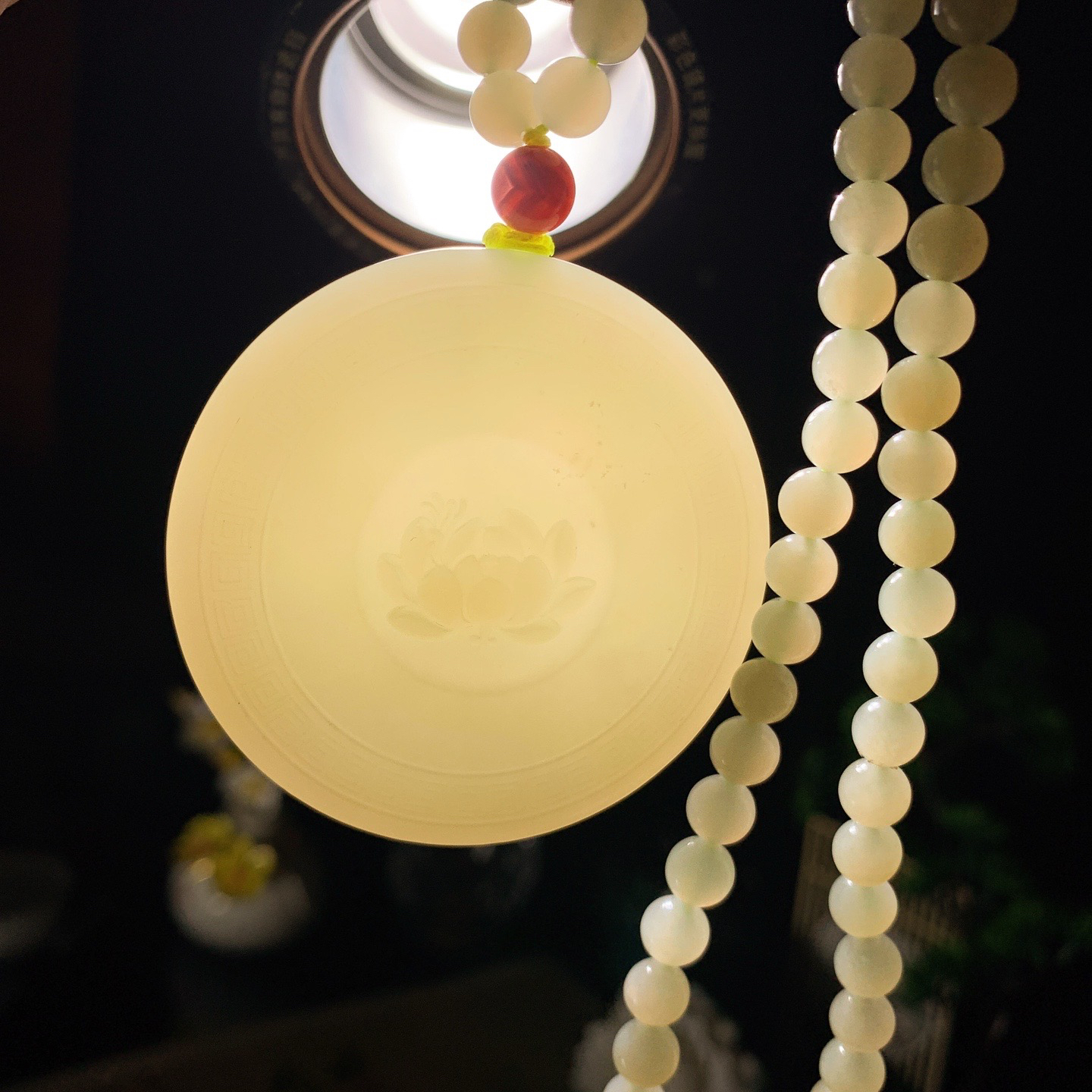 新疆和田玉若羌黄口料招花开富贵挂件！尺寸52/9重85.8克 玉质细腻油润 底色纯净 脂粉好，品质好。lt260605