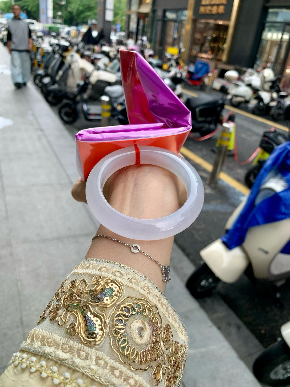白冰正圈
56-9.6-12
底妆冰透起光，一腕清透，不挑肤色年龄，时尚简约，无色亦动人..