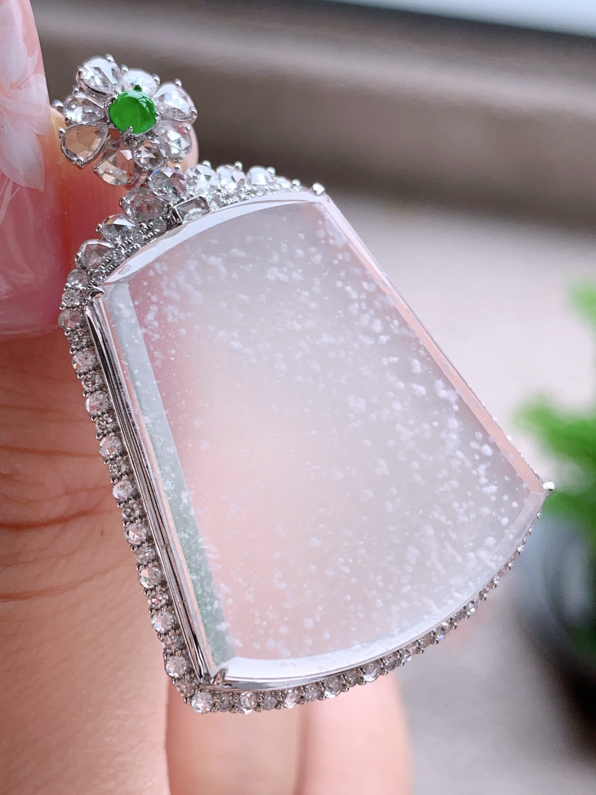 高冰木那雪花棉无事牌吊坠  
【说明】缅料 18k金镶嵌 完美 性价比高  
【整体】44-28.6-8.8
【裸石】29.4-25-3.4