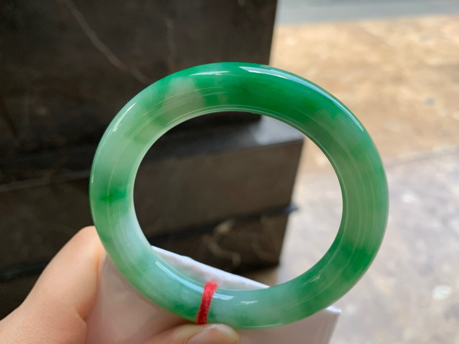 55-11
绿色圆条手镯^_^鲜艳 玉质温润