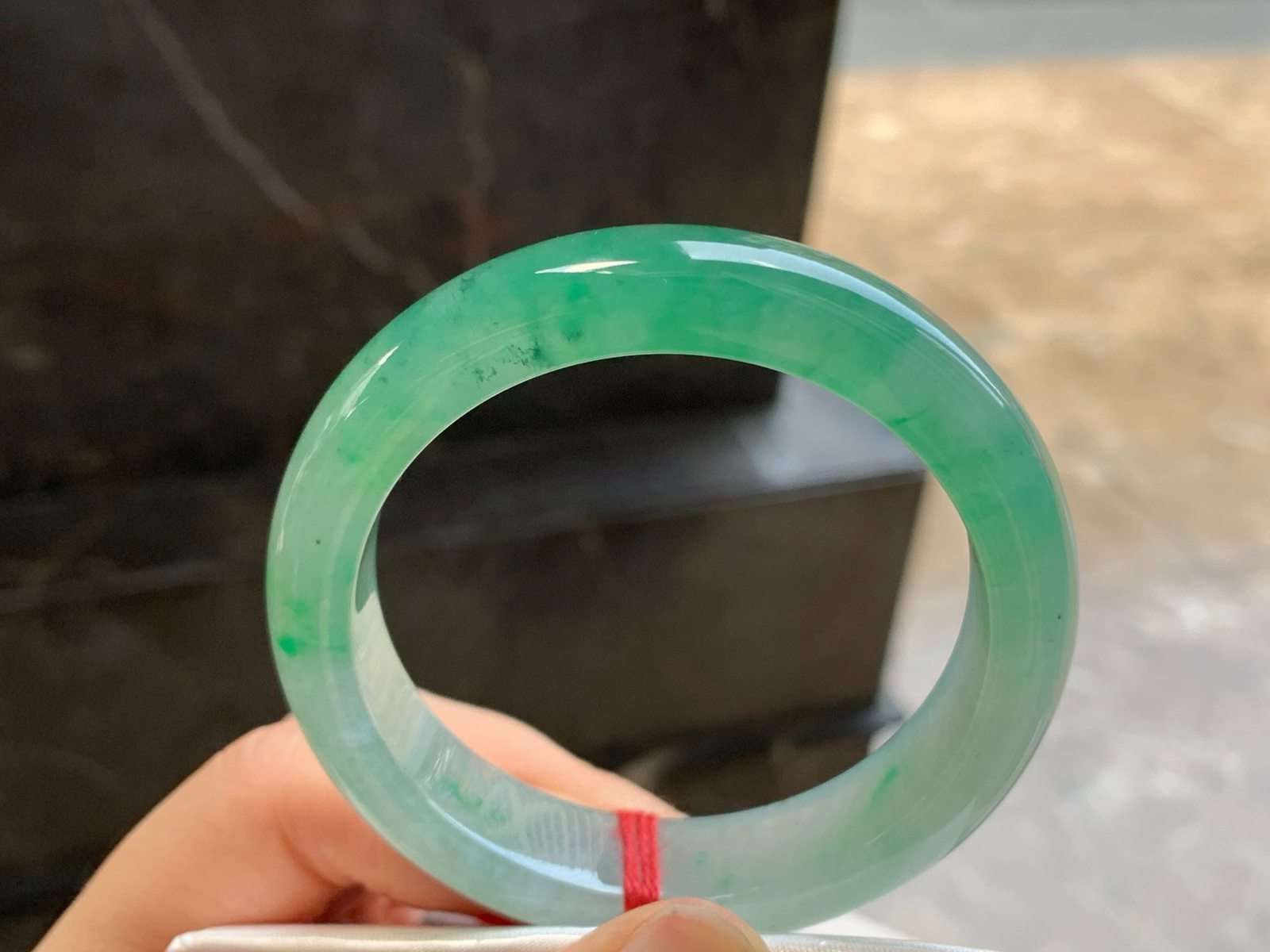 52.5-12.7-8.3
冰绿手镯^_^种水好