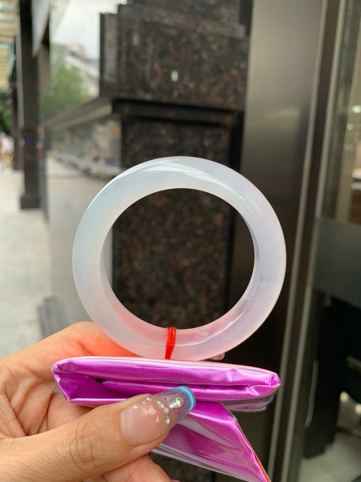 白冰正圈
56-9.6-12
底妆冰透起光，一腕清透，不挑肤色年龄，时尚简约，无色亦动人..