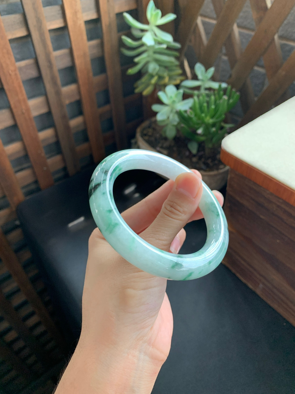 60.7圈口飘花圆条手镯