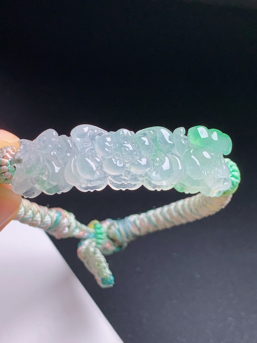 ️ 冰种飘绿莲花手牌，冰透飘翠雕工细腻，手工编绳温婉别致 裸石43.3-11.5-9.6 5306