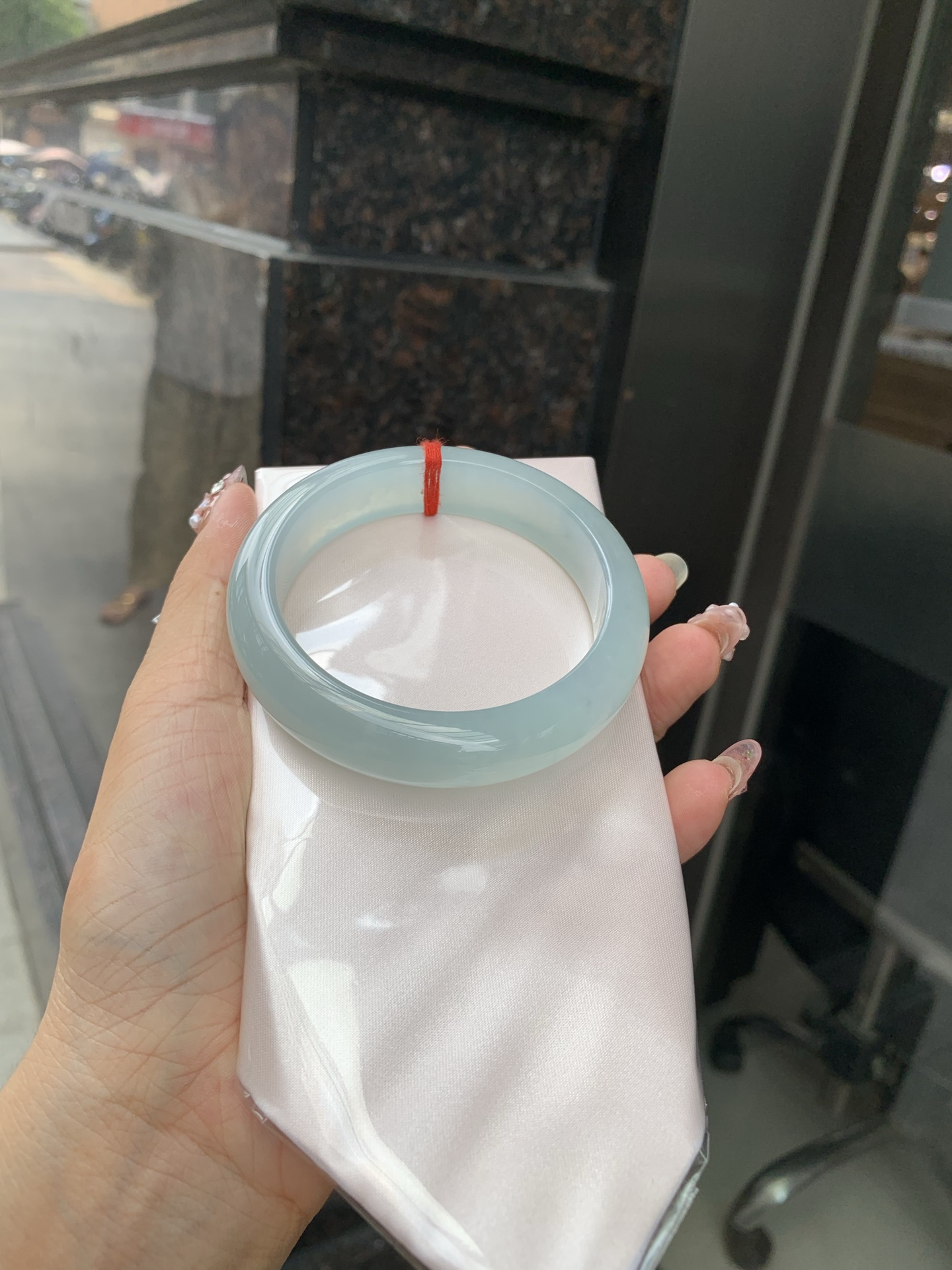 冰晴绿宽版正圈 0605-N903 无裂，底妆冰胶十足，满圈晴绿均匀分布，像初春嫩芽落入清泉，均匀柔和，抬眼就是一片宁静感