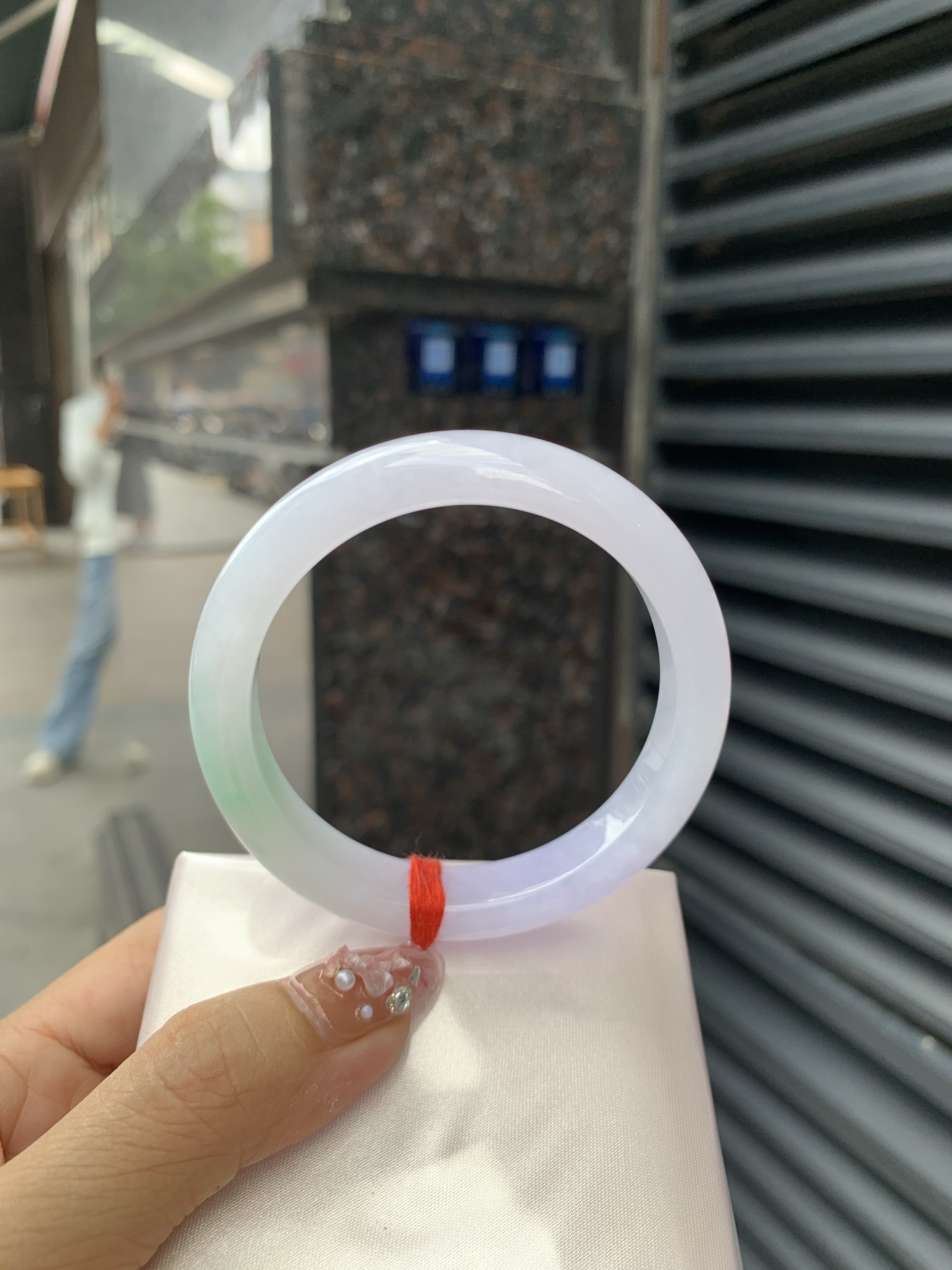 淡春彩正圈 0605-N906 无裂，底妆水润细腻，淡淡粉底与绿花搭配，宛如春天的繁华。在岁月的长河流转中绽放着独特的魅力，气质温婉而迷人。