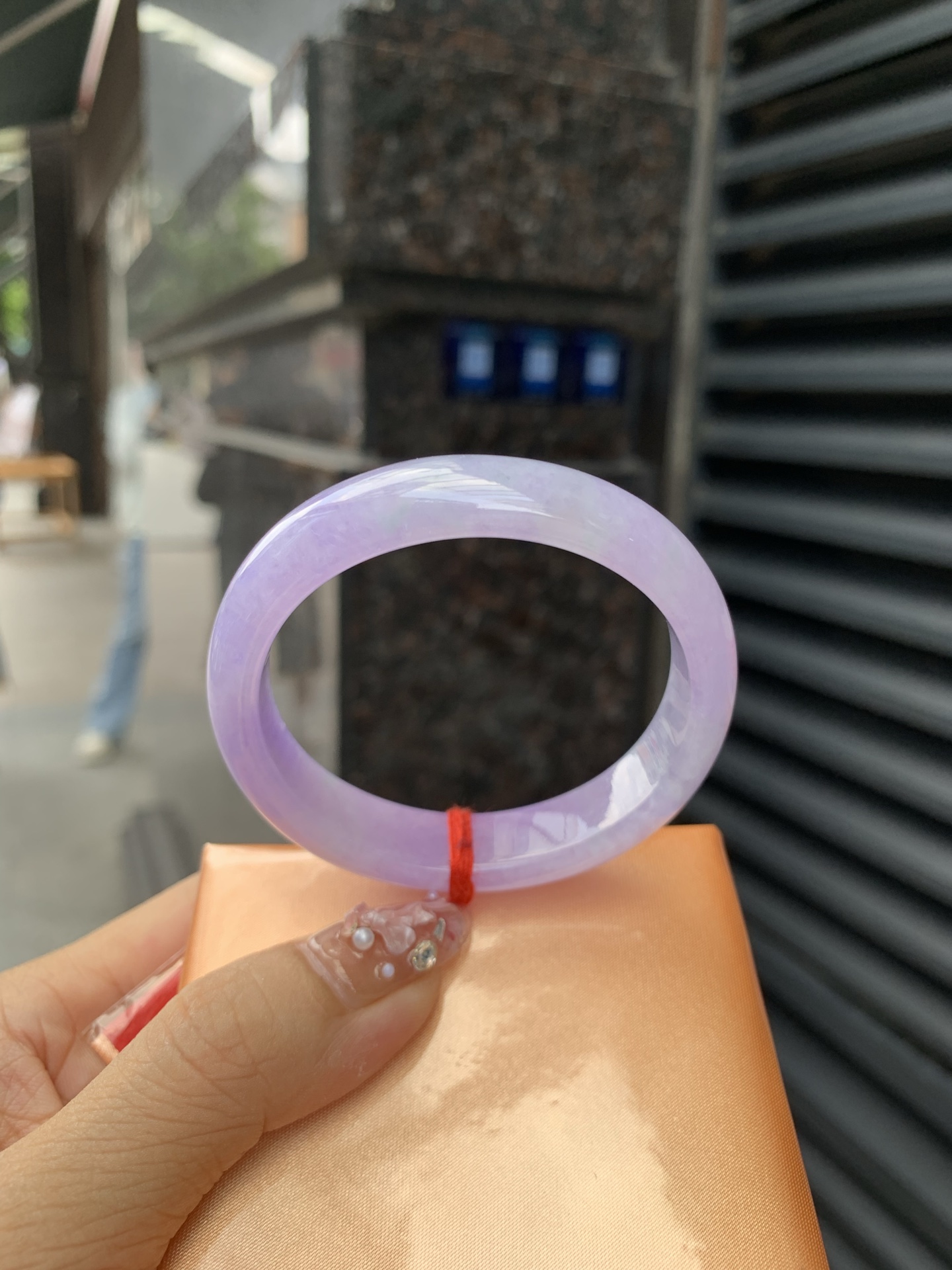 0605-N900，打灯细纹，底妆水润，满圈吸睛抢眼，浪漫迷人，仙气飘飘，优雅高贵显气质，感满满，满满底色均匀不失色，不同光线不一样视觉感受