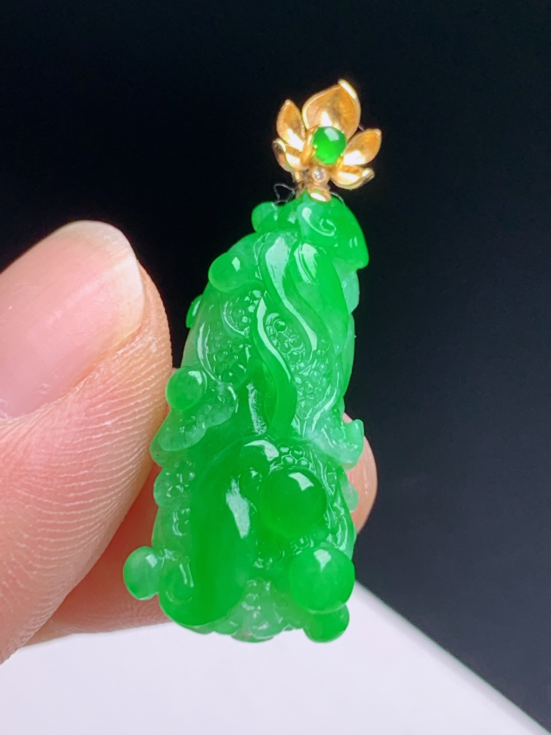 冰辣绿白菜吊坠 满色正阳绿玉质细腻凝润，立体雕琢百财白菜，金镶莲花绿珠扣头 520603，12