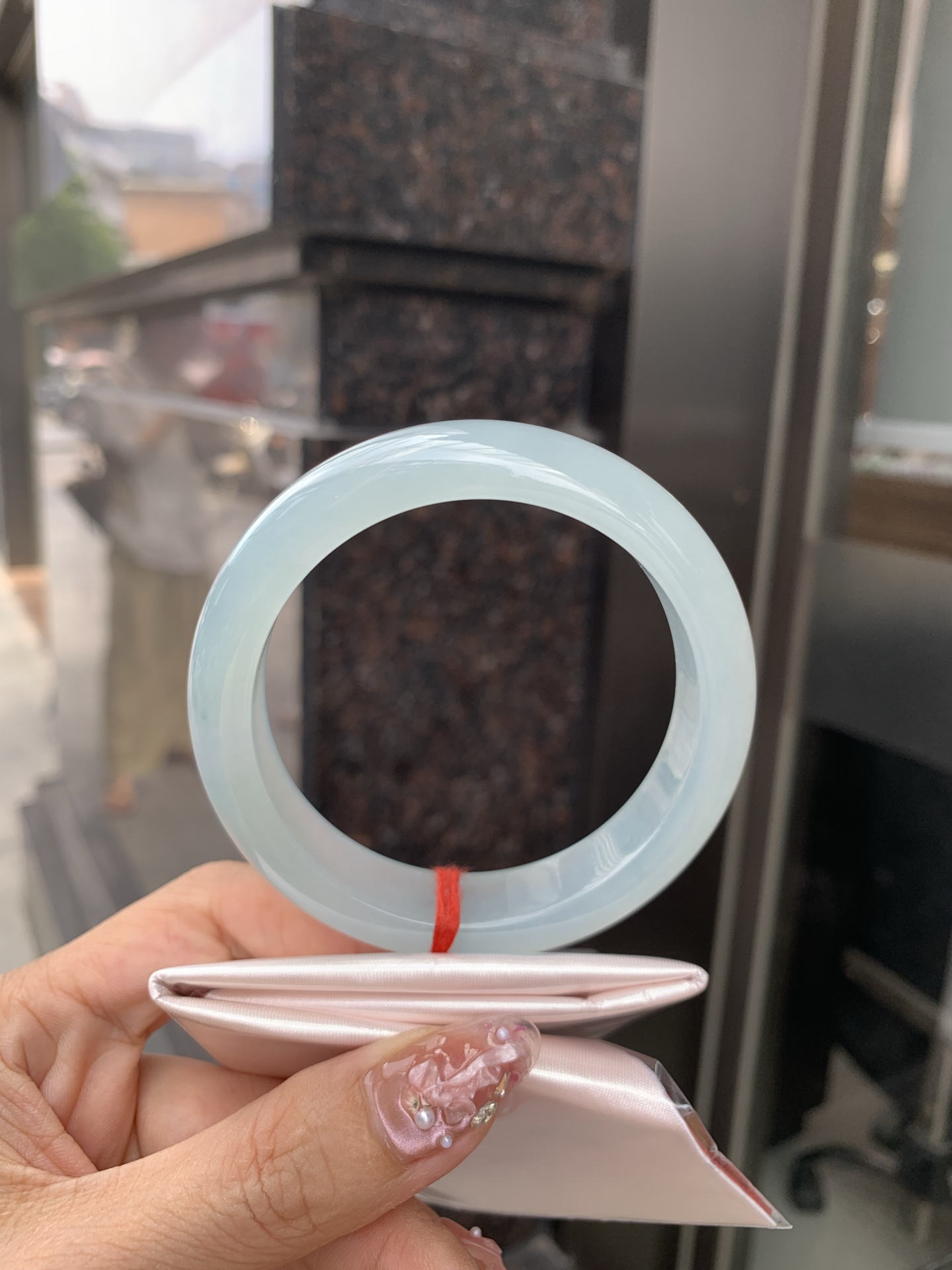 冰晴绿宽版正圈 0605-N903 无裂，底妆冰胶十足，满圈晴绿均匀分布，像初春嫩芽落入清泉，均匀柔和，抬眼就是一片宁静感