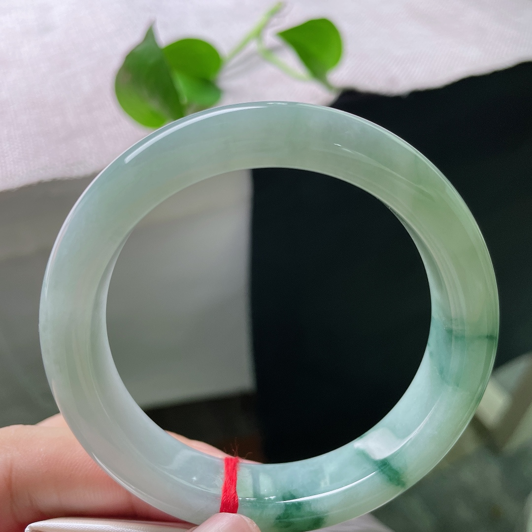 55.9/12.4/9飘花正圈，温润的底子遇上灵动的飘花，像是把一汪清泉戴在了手上。一点皮纹，ss54434a