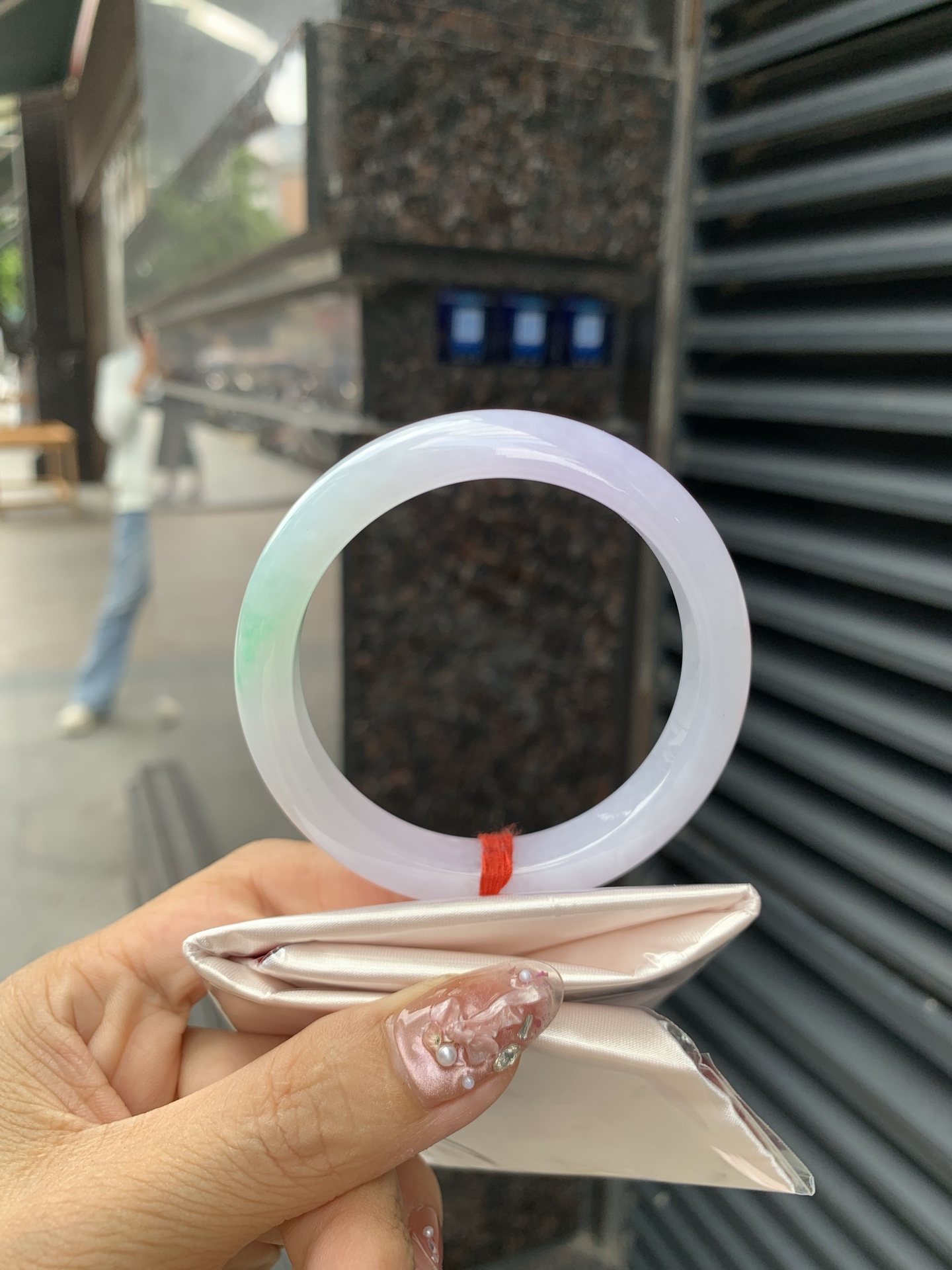 淡春彩正圈 0605-N906 无裂，底妆水润细腻，淡淡粉底与绿花搭配，宛如春天的繁华。在岁月的长河