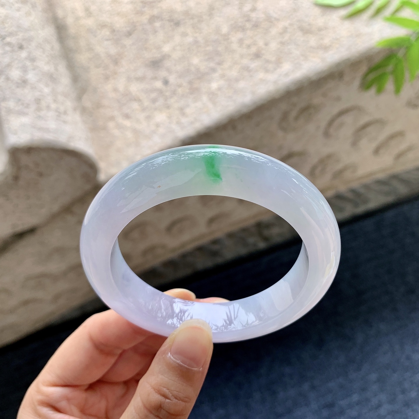 正圈53 54【圈口】54/12.7/9.5【编码】HT060619【描述】冰糯春彩，水润，种老，细腻，打灯有棉线