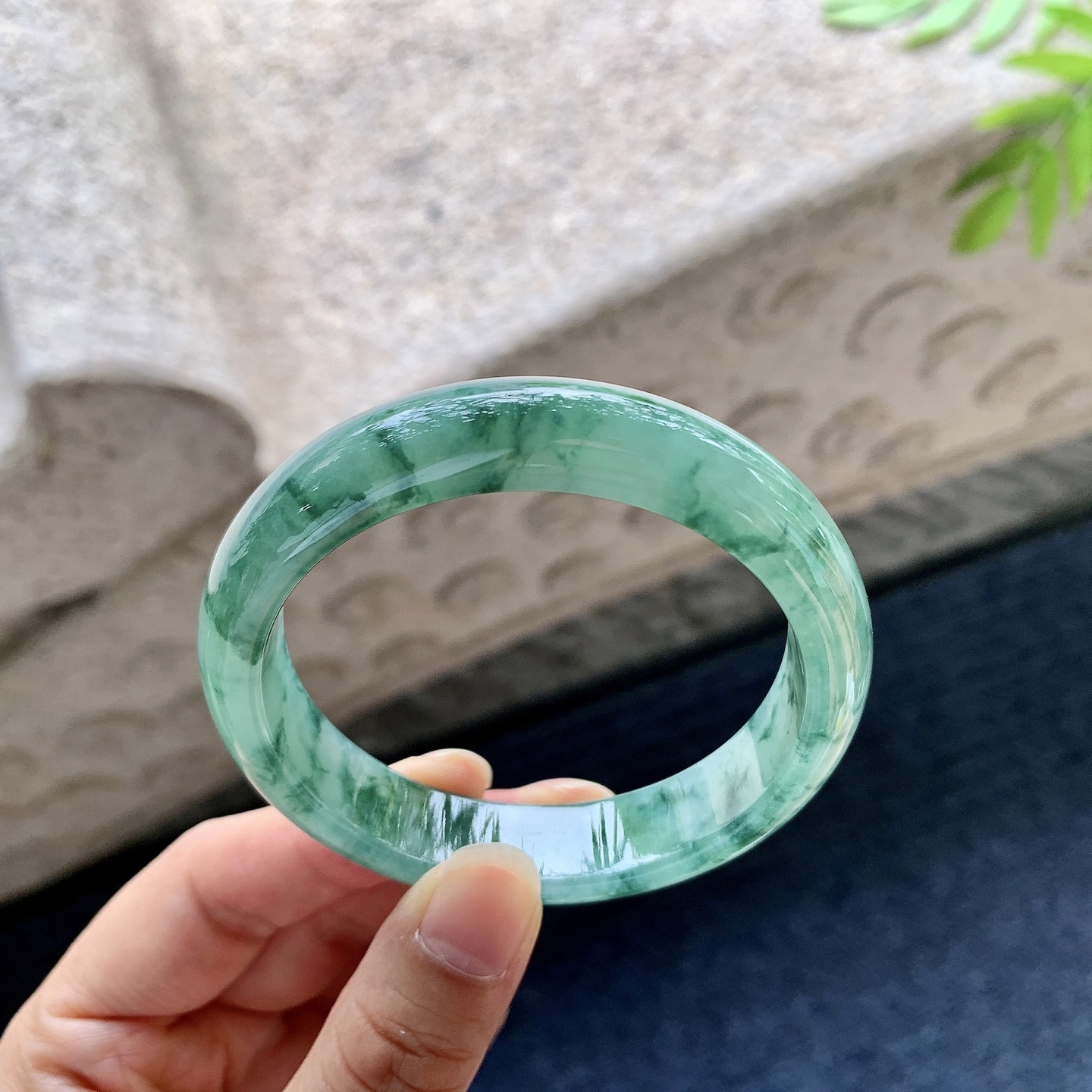 正圈54 55【圈口】54/12.4/7.4【编码】BA060651【描述】糯冰飘绿花，水润，种老，细腻，无裂