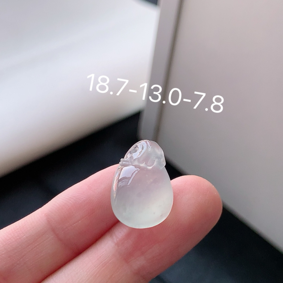 福袋挂件 色系温婉，种老水润细腻，佩戴精致气质 货号90604，18.7-13.0-7.8
