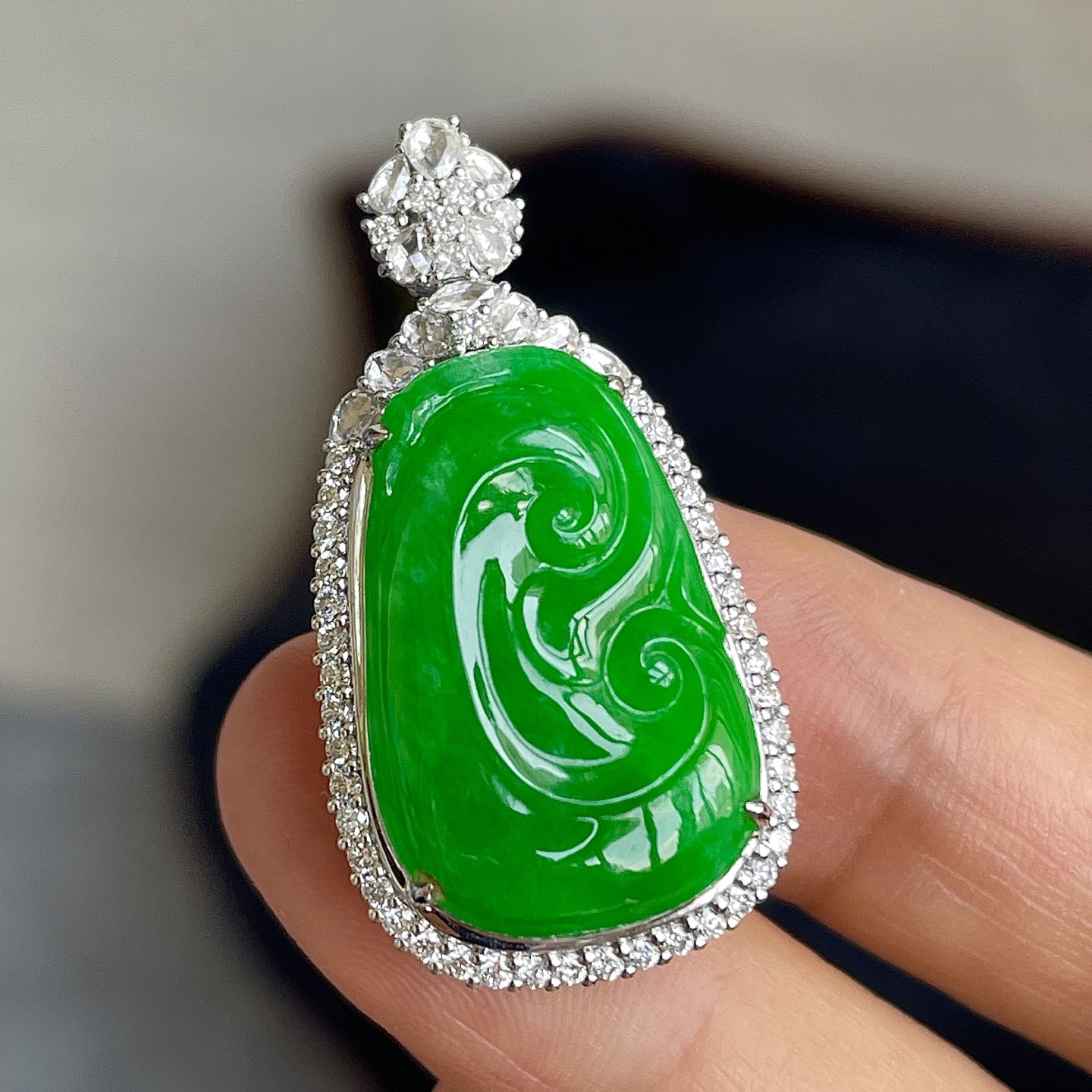 缅料高冰阳绿如意吊坠，色辣，18k金镶嵌，饱满水润，无裂，裸石尺寸21.6/13.8/5.5--33.3/17.4/10.8编码0604好数字