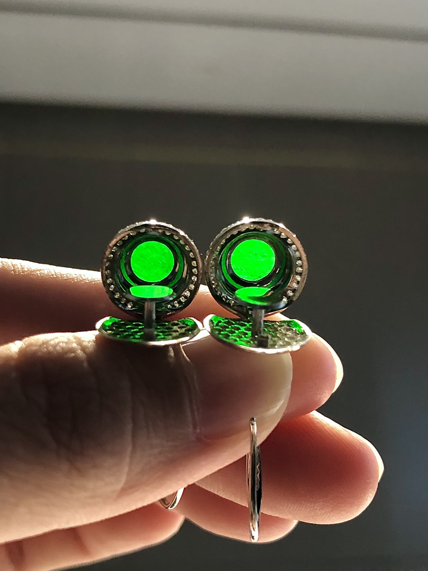 玻璃种绿色圆牌耳坠 小巧玲珑，平安顺遂，耳畔边的温婉柔情，性比高 整体34.8×11.1×5.6 裸石8.8×2
