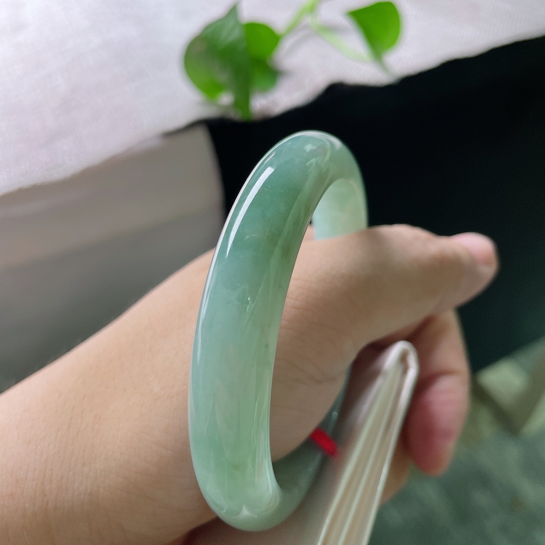 56/11.4/7.9，绿底正圈，满色素雅不张扬，搜细种老，佩戴温柔，无裂，ss54422a