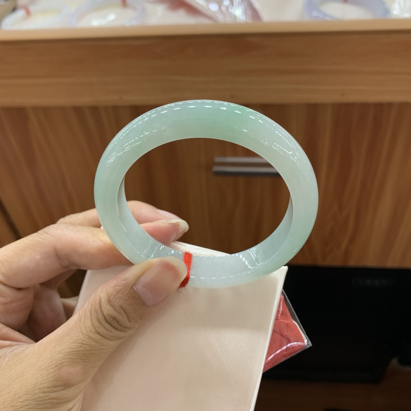 060407MMJ 飘绿正圈翡翠手镯 54.6-12.1-8.4