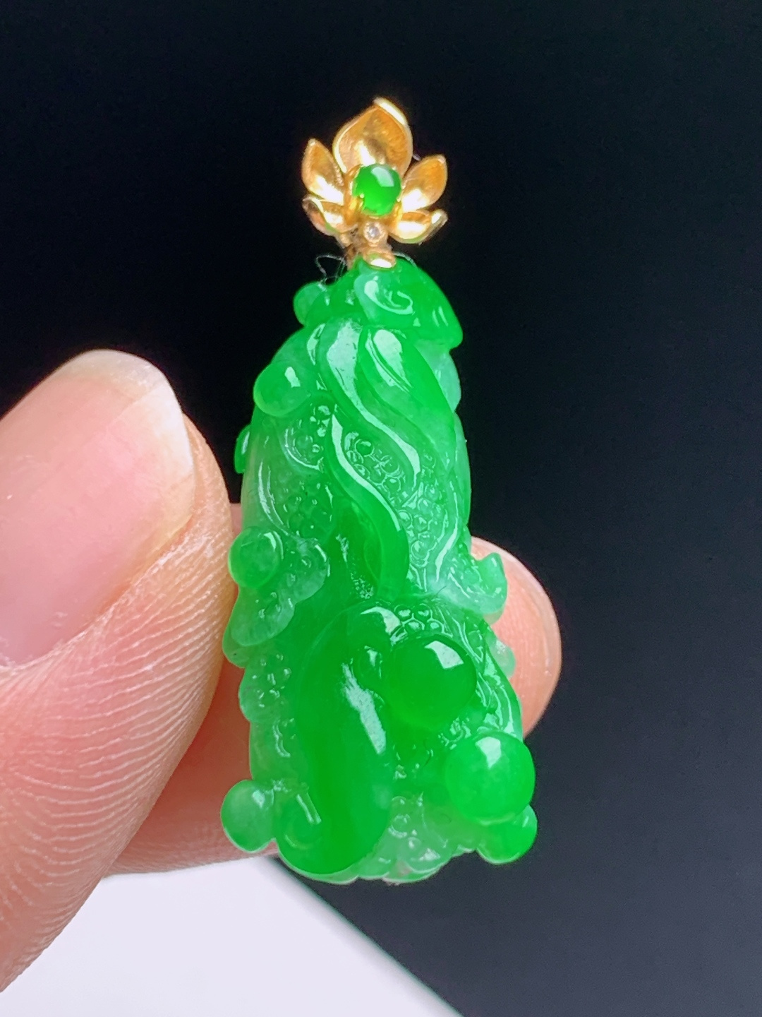 冰辣绿白菜吊坠 满色正阳绿玉质细腻凝润，立体雕琢百财白菜，金镶莲花绿珠扣头 520603，12