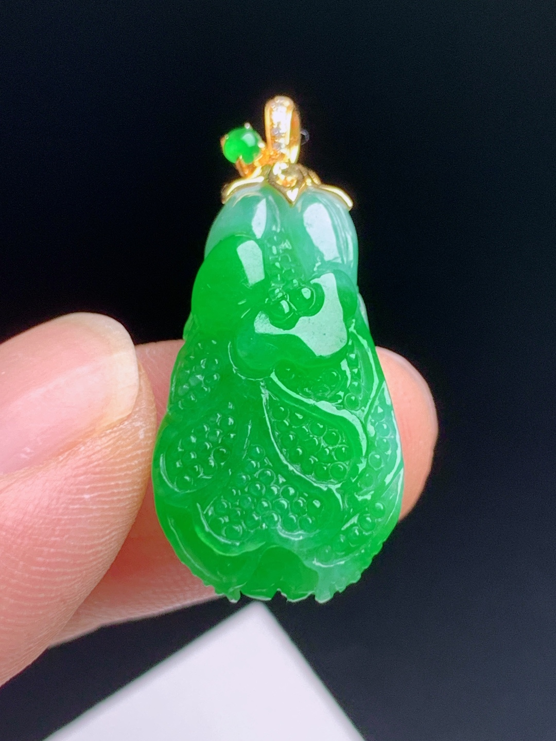 正阳绿白菜吊坠 糯冰种底翠色浓辣明艳，雕纹细致栩栩如生，18K金钻精工镶扣 整体31.5 52060