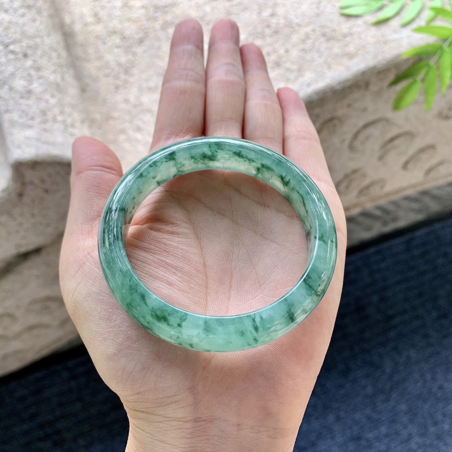 正圈54 55【圈口】54/12.4/7.4【编码】BA060651【描述】糯冰飘绿花，水润，种老，