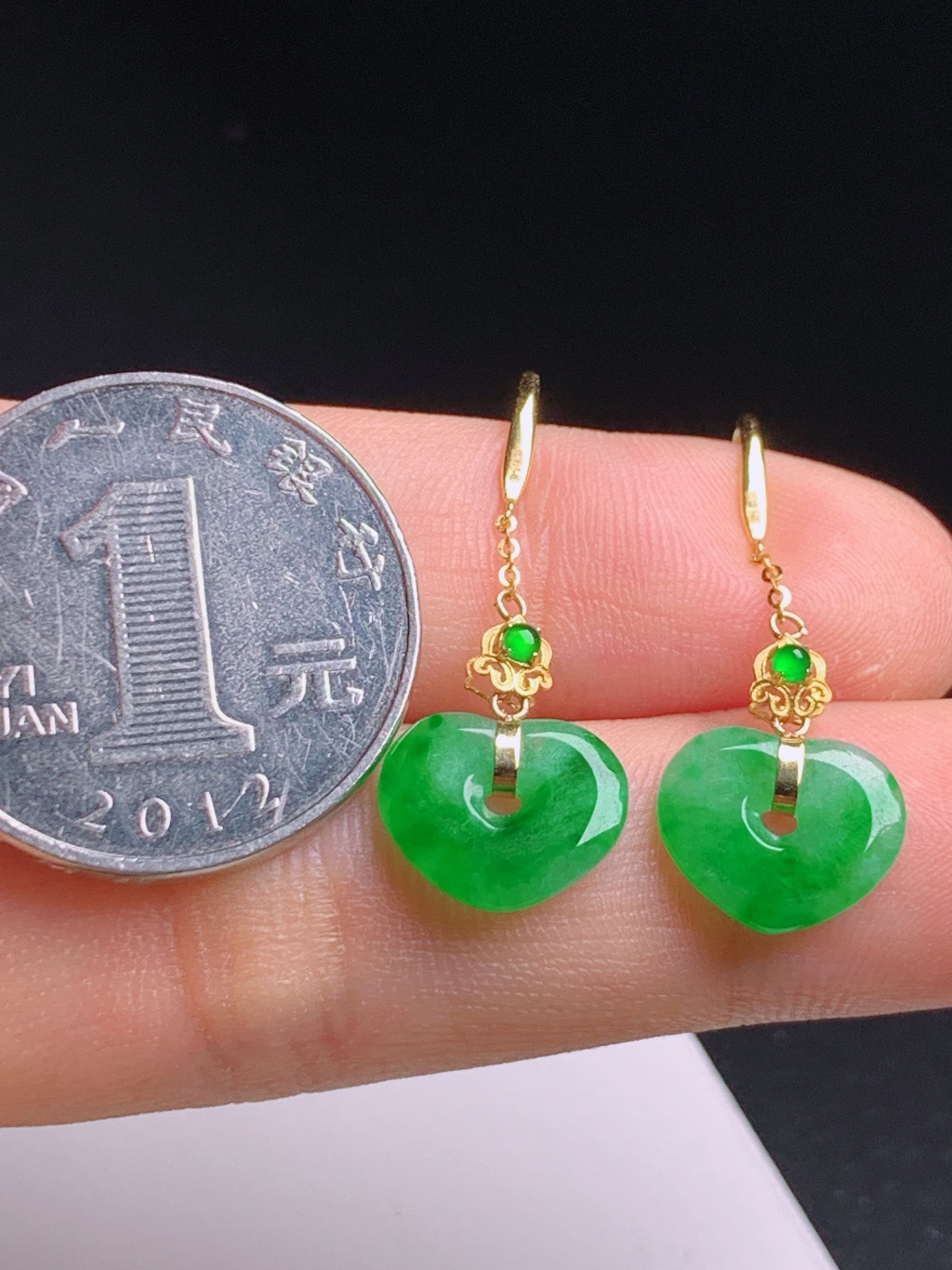 ️ 正阳绿爱心耳坠 满绿心形平安扣玉质细腻，浓翠鲜亮，古法金镶雅致耳钩 520603