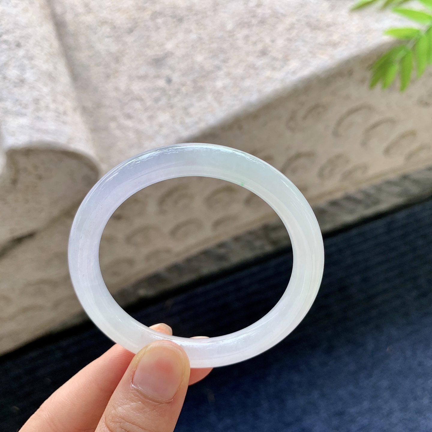 圆条49 50，圈口50.7/7.7/7.5，编码B2081393，糯冰春彩，水润，种老，细腻，打灯有棉线
