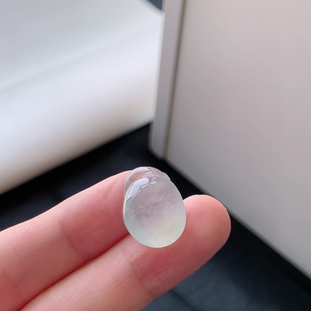 福袋挂件 色系温婉，种老水润细腻，佩戴精致气质 货号90604，18.7-13.0-7.8