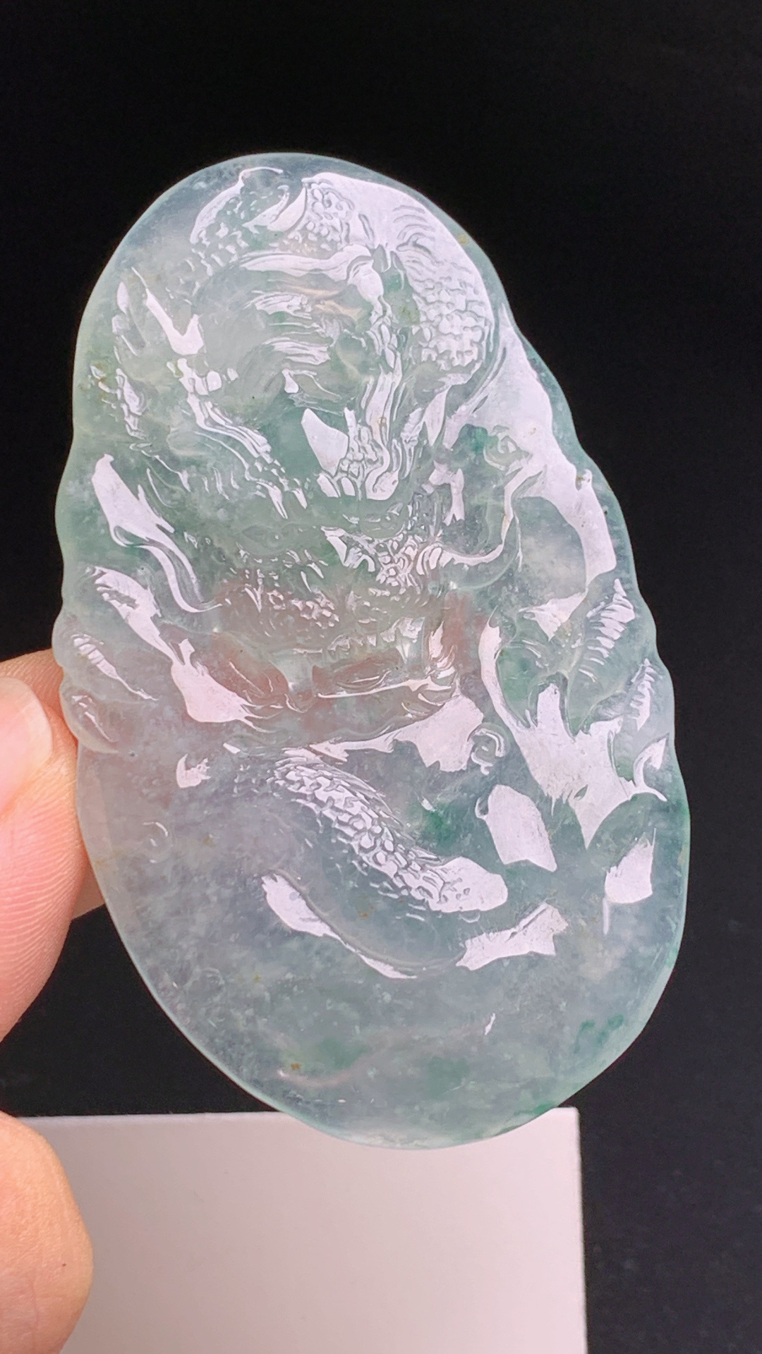 冰润起胶飘翠写意，精工浮雕龙腾显贵招财