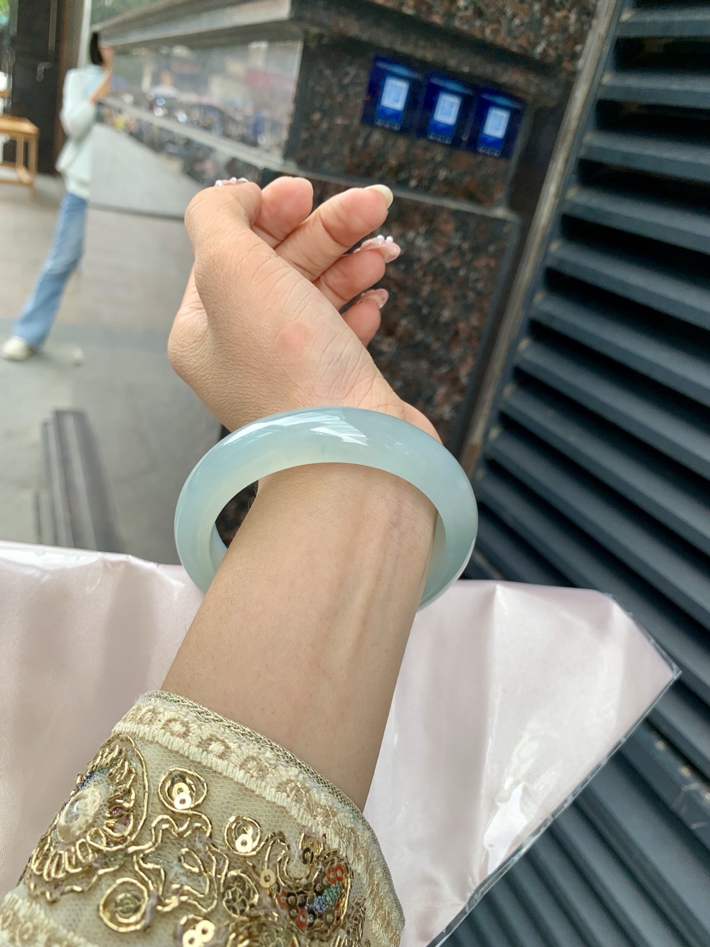 冰晴绿宽版正圈 0605-N903 无裂，底妆冰胶十足，满圈晴绿均匀分布，像初春嫩芽落入清泉，均匀柔和，抬眼就是一片宁静感