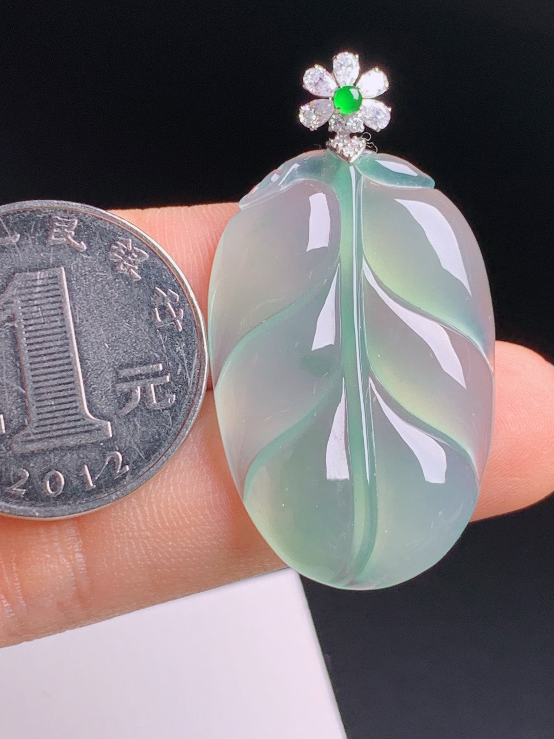 晴绿树叶吊坠 晴水底冰润起荧光，胶感饱满，金钻镶正阳绿顶珠 5306