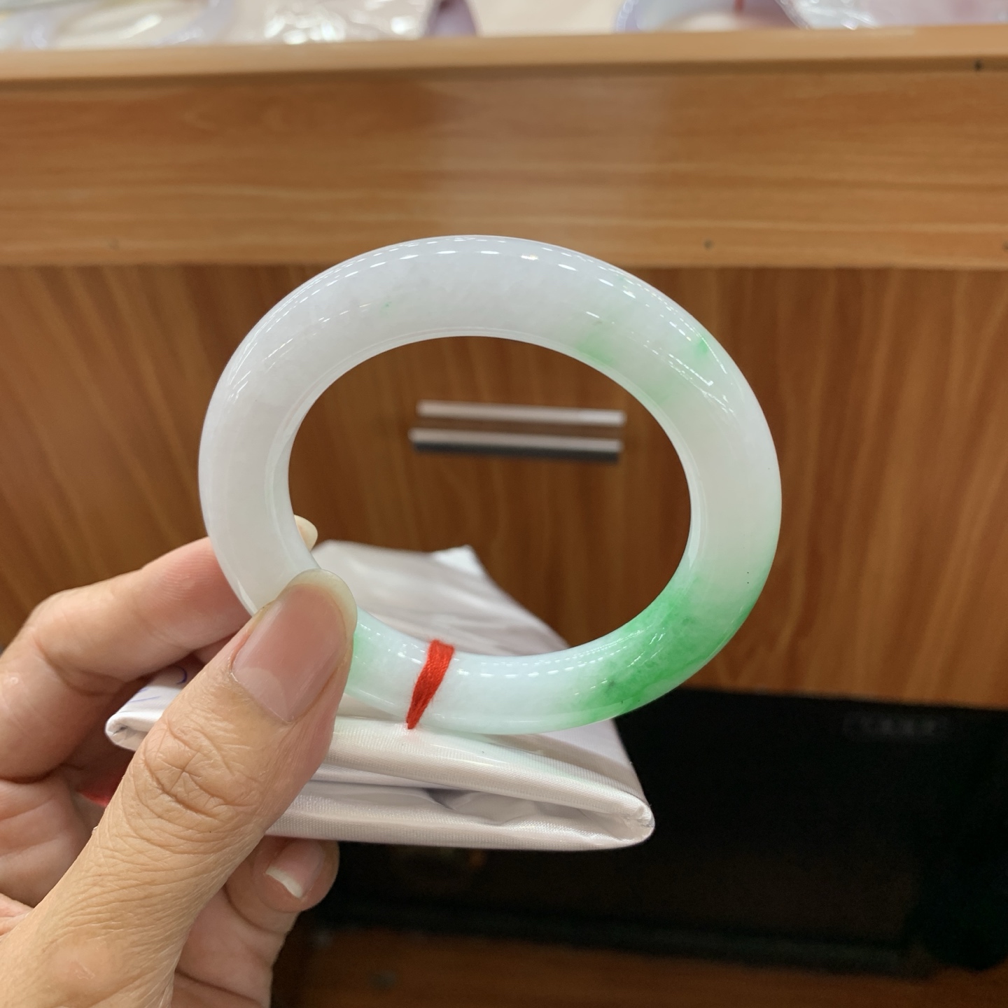 白底青飘绿圆条翡翠手镯 53.4-11.3-11.1