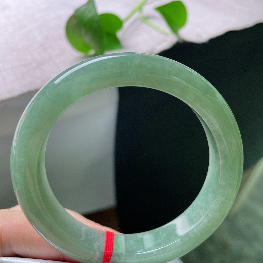 55.7/12/8.5，绿底正圈，颜色分布均匀，素雅，百搭，一点皮纹，ss54450a