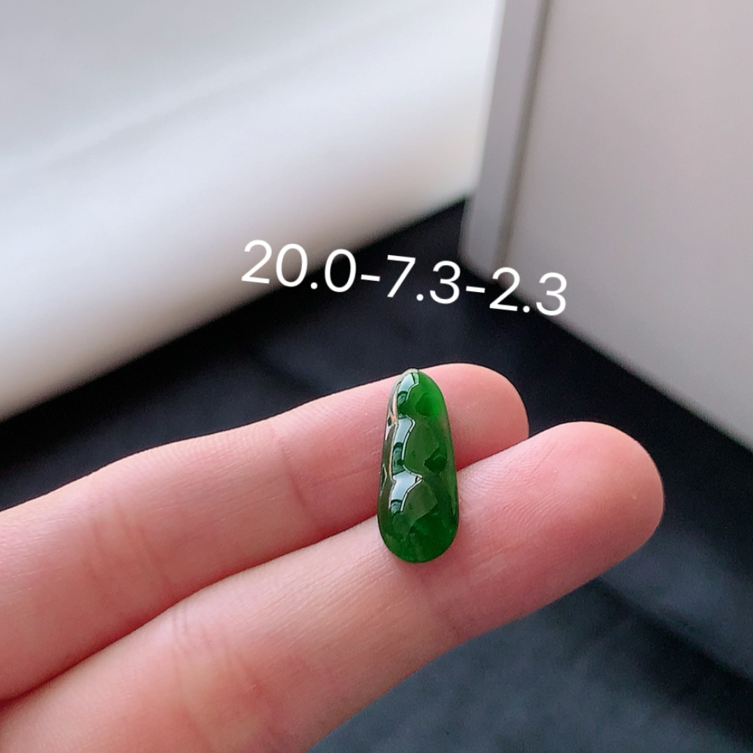 冰阳绿福豆挂件。色阳色艳，种老无裂水润，饱满肉厚，佩戴清新优雅 货号90604，20.0-7.3-2