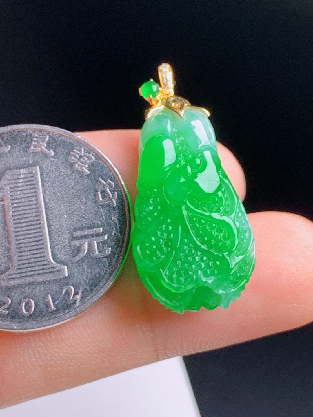 正阳绿白菜吊坠 糯冰种底翠色浓辣明艳，雕纹细致栩栩如生，18K金钻精工镶扣 整体31.5 520603