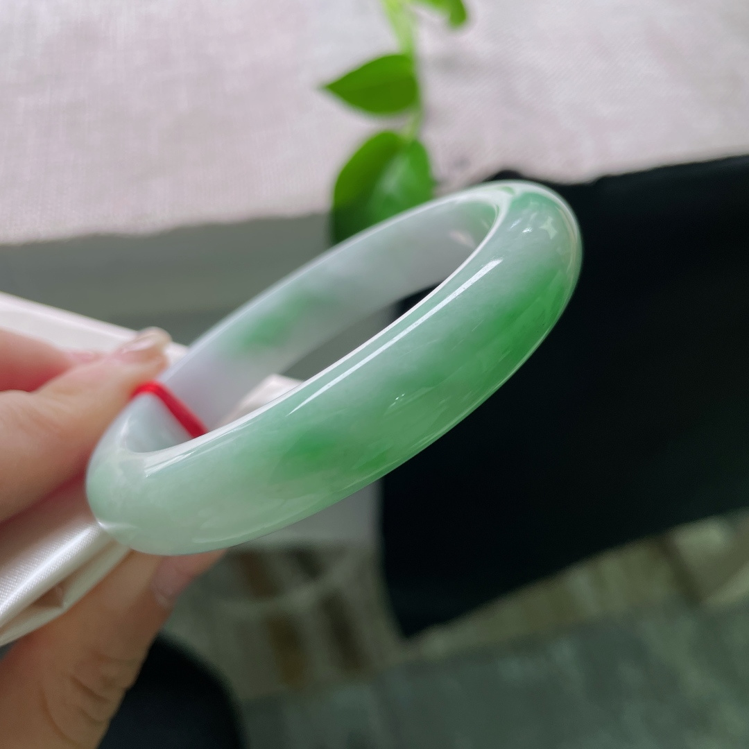 57.6/12.6/8.5，飘绿正圈，水润，细腻，贵气，耐看，一点棉纹，ss53860a