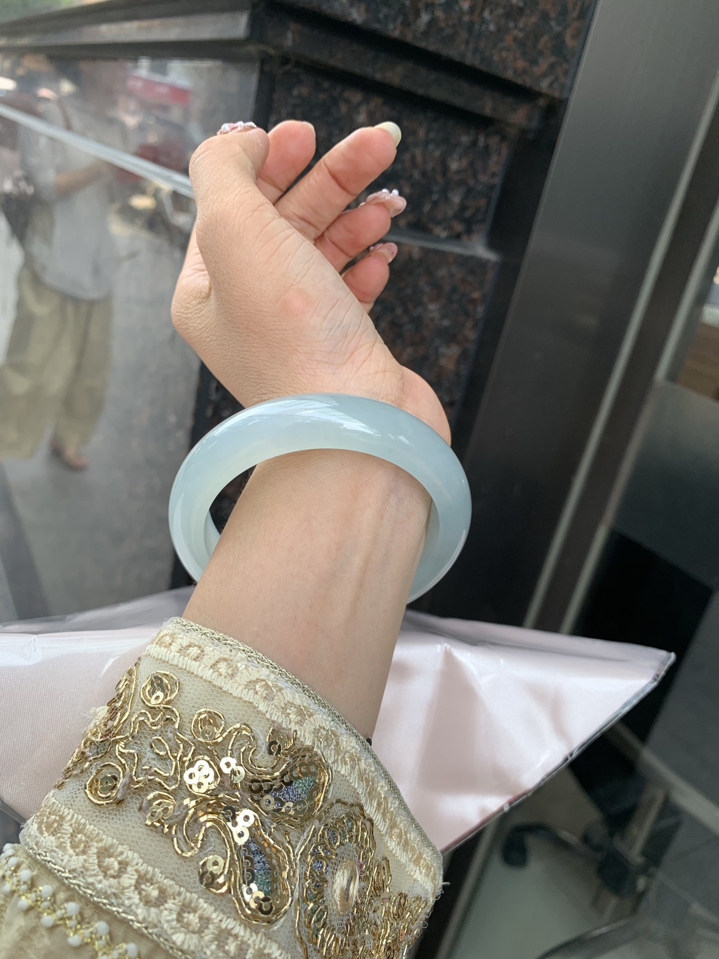 冰晴绿宽版正圈 0605-N903 无裂，底妆冰胶十足，满圈晴绿均匀分布，像初春嫩芽落入清泉，均匀柔和，抬眼就是一片宁静感