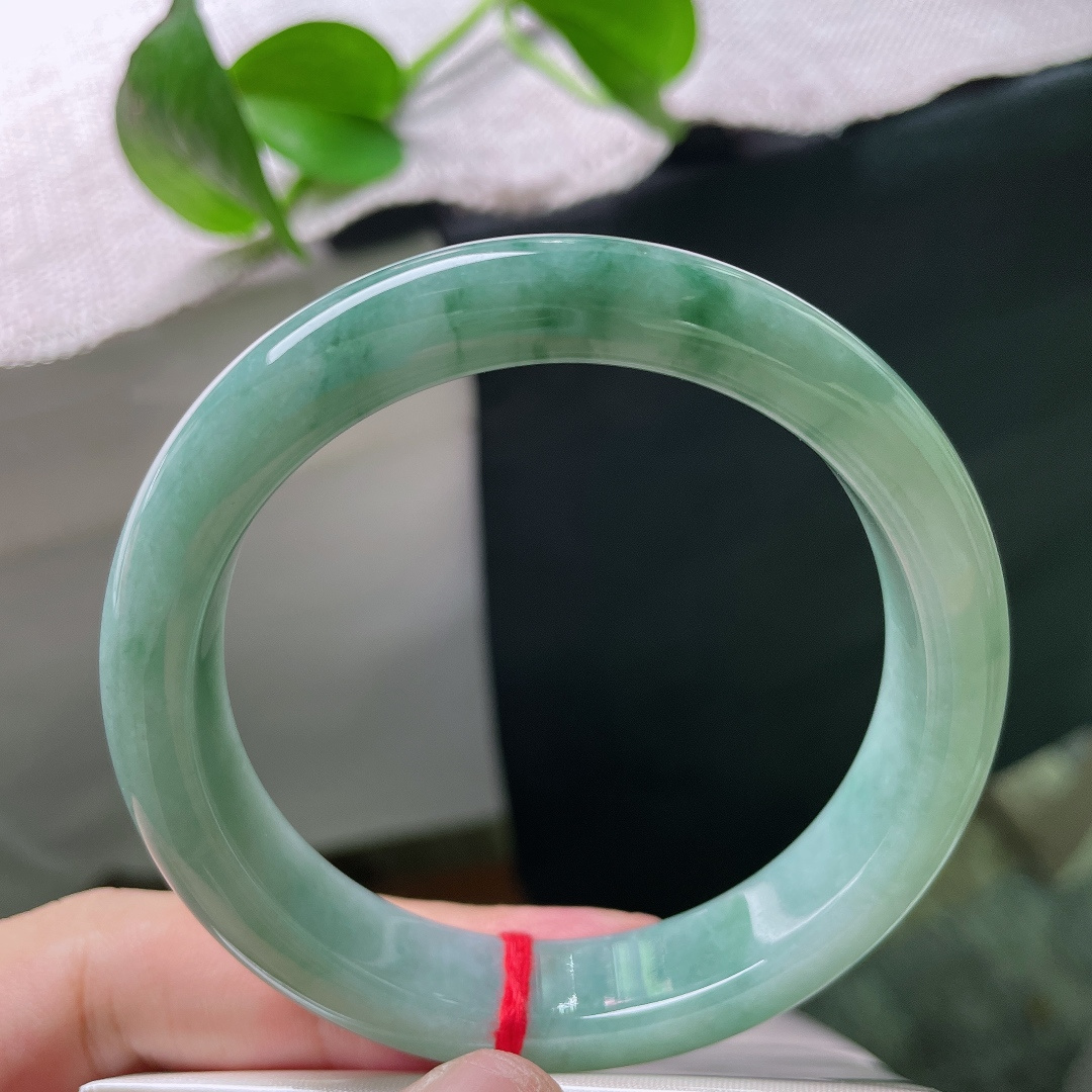 56.2/12/8.3，飘花正圈，水润，如山间云雾般灵动，是腕间缠绕的山水诗意。无裂，ss54396