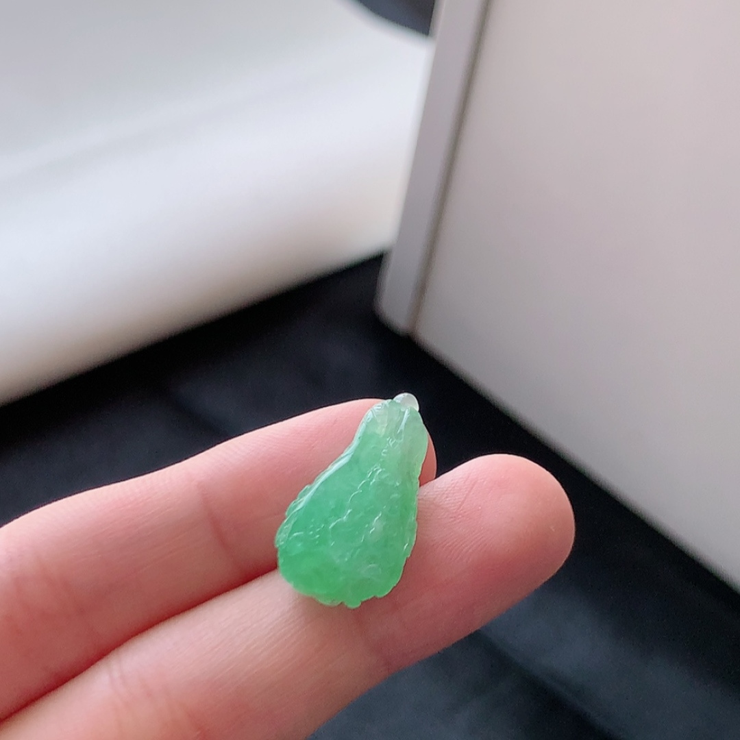 冰飘绿百财挂件 种老底子水润，品相喜悦，佩戴时尚大方 货号90604，22.2-11.8-6.3