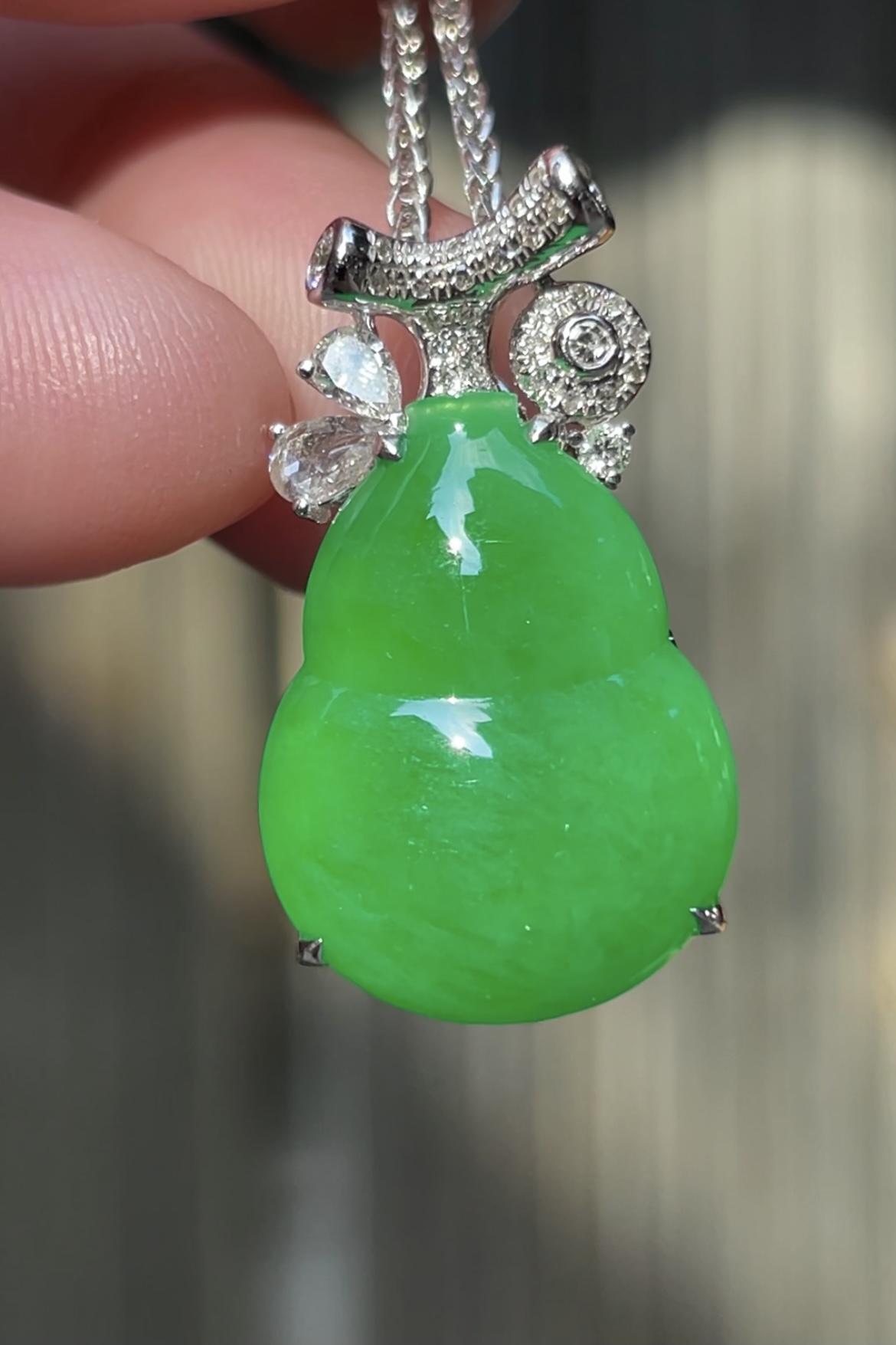 ️【高冰阳绿，葫芦】饱满， 厚装，通透水润，玉质细腻，翠色鲜艳，18k金奢华钻石镶嵌️，17-1