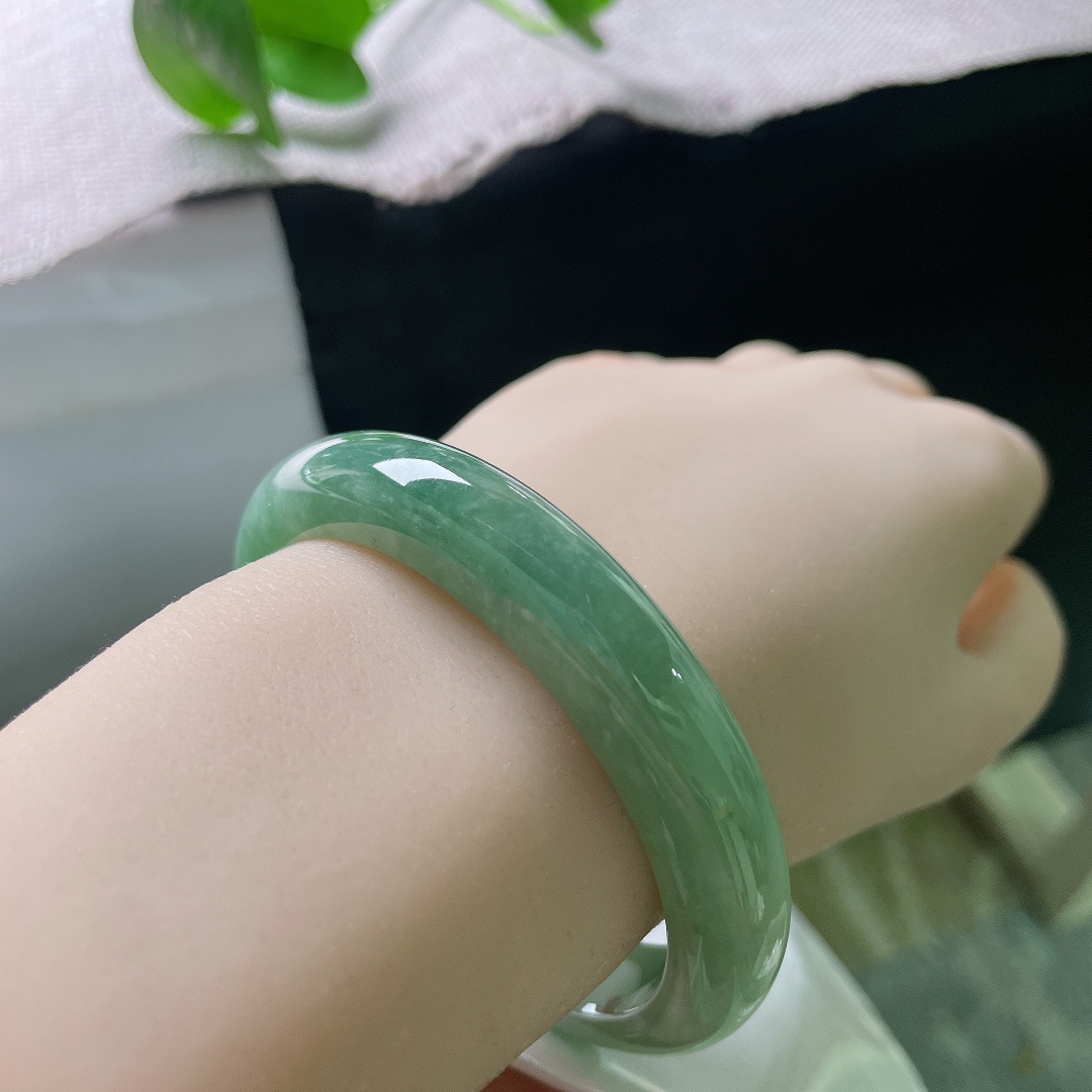 56/11.8/7.5，湖水绿正圈，水头好，佩戴显气质，显白，宁静致远，无裂，ss54467a