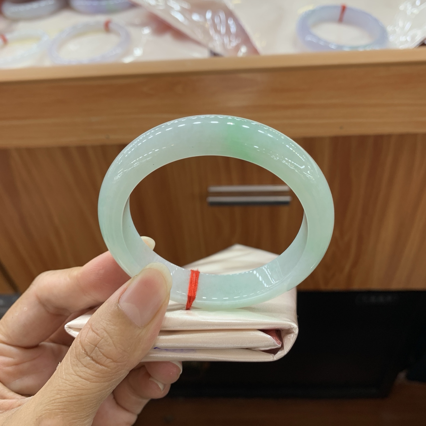 060407MMJ 飘绿正圈翡翠手镯 54.6-12.1-8.4