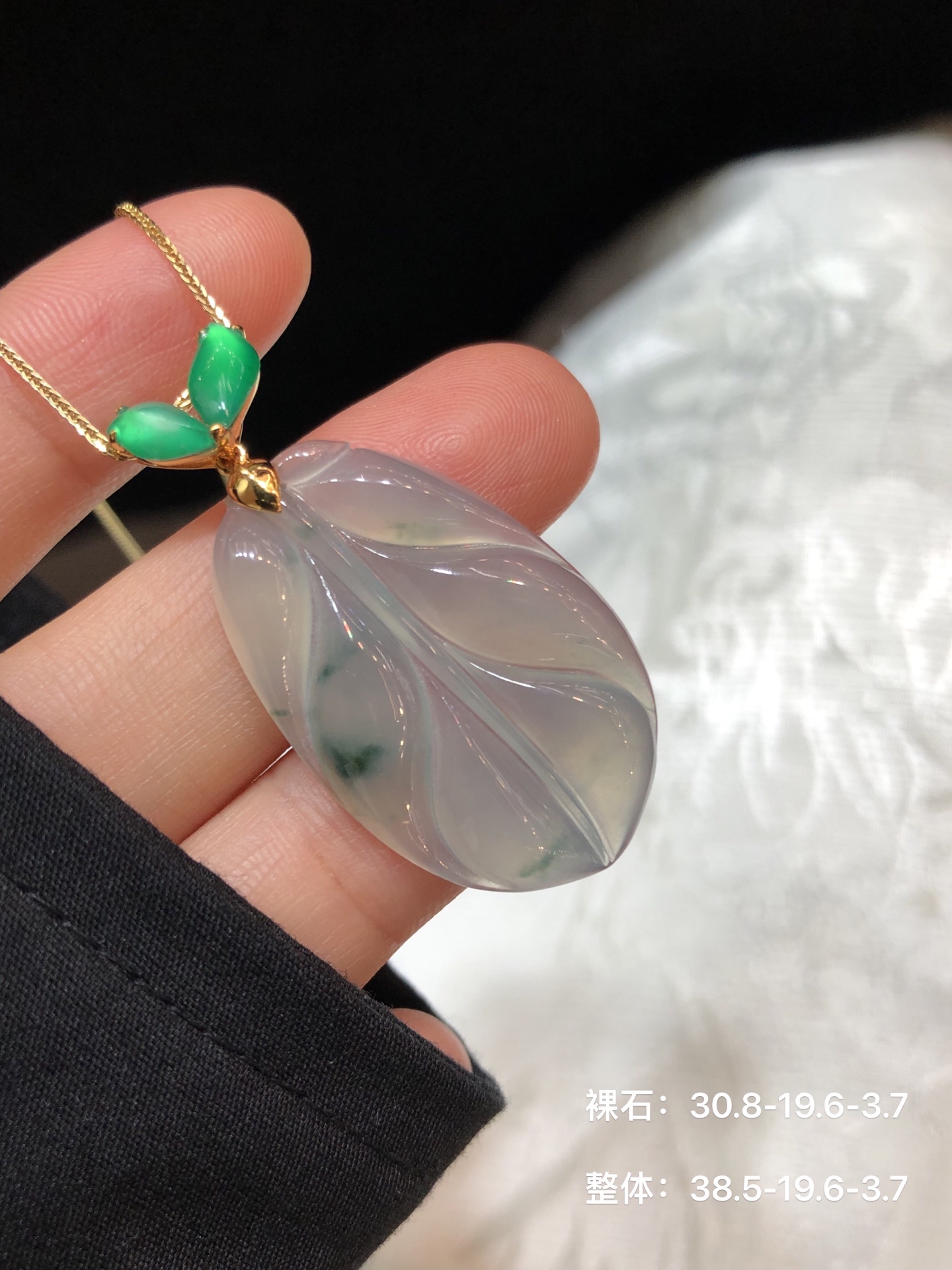 冰飘花福叶 冰透水润，肉质细腻 随性飘花意境十足，18k金，30.8-19.6-3.7