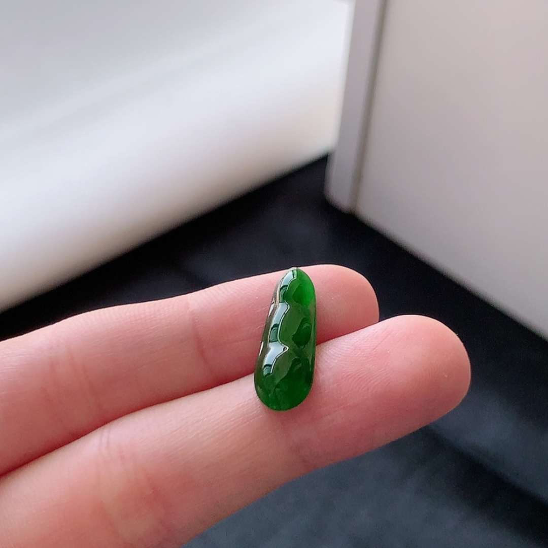 冰阳绿福豆挂件。色阳色艳，种老无裂水润，饱满肉厚，佩戴清新优雅 货号90604，20.0-7.3-2.3