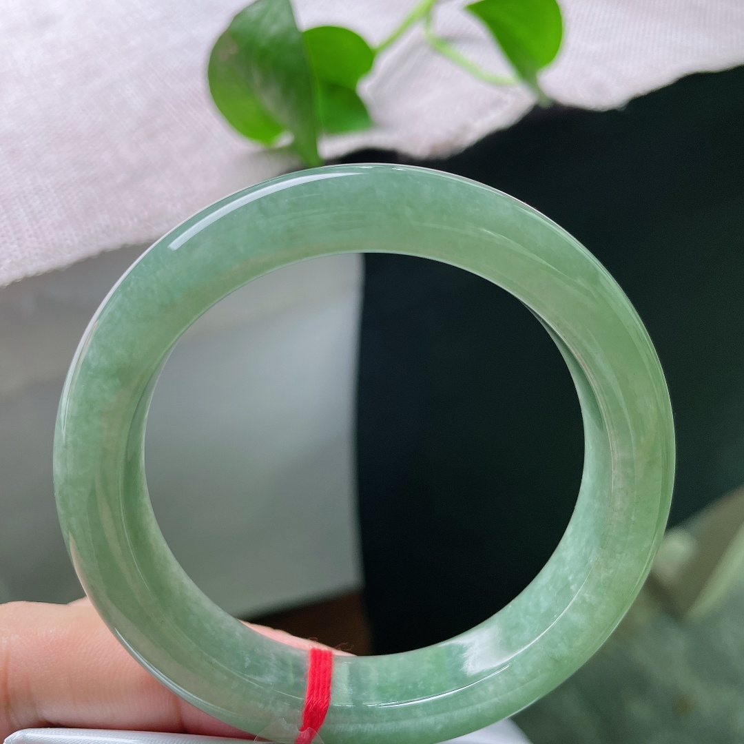 55.7/12/8.5，绿底正圈，颜色分布均匀，素雅，百搭，一点皮纹，ss54450a