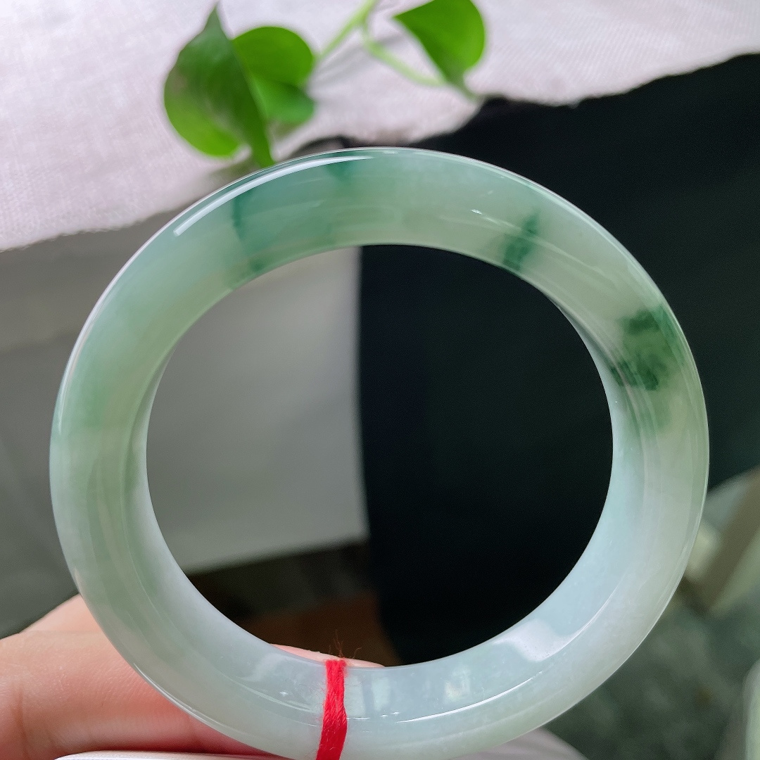 55.9/12.4/9飘花正圈，温润的底子遇上灵动的飘花，像是把一汪清泉戴在了手上。一点皮纹，ss5