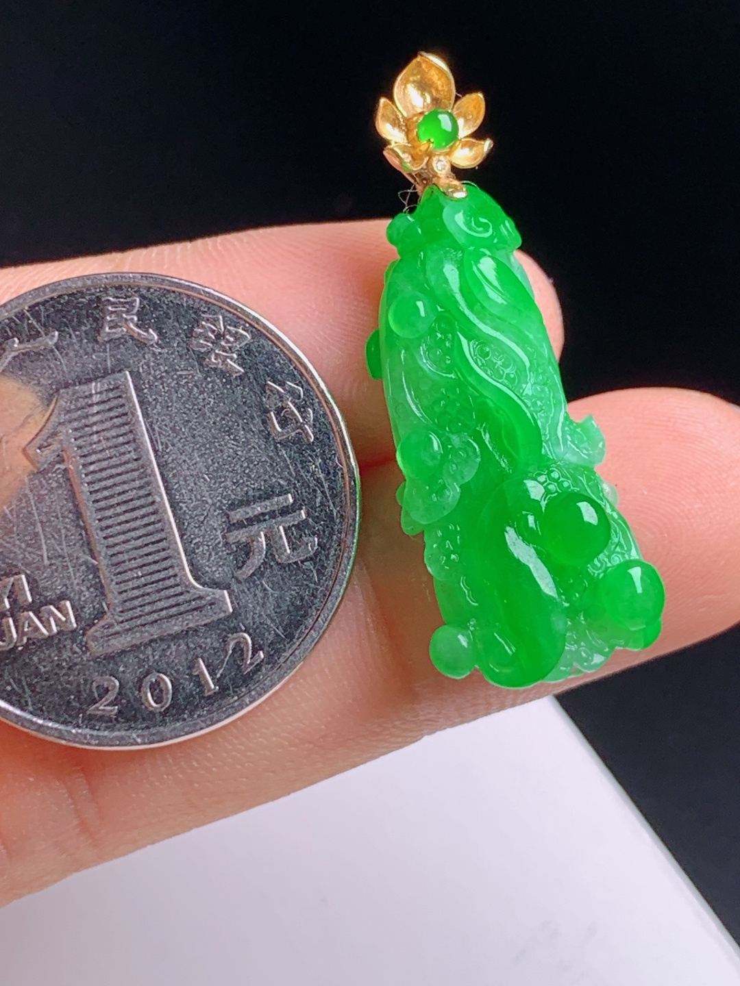 冰辣绿白菜吊坠 满色正阳绿玉质细腻凝润，立体雕琢百财白菜，金镶莲花绿珠扣头 520603，12