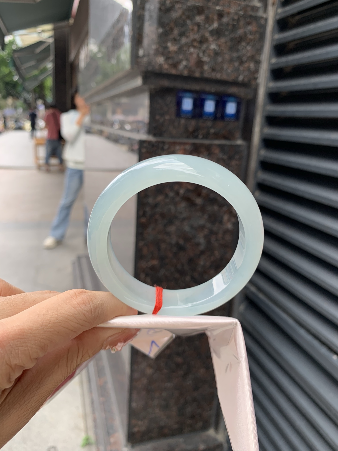 冰晴绿宽版正圈 0605-N903 无裂，底妆冰胶十足，满圈晴绿均匀分布，像初春嫩芽落入清泉，均匀柔和，抬眼就是一片宁静感