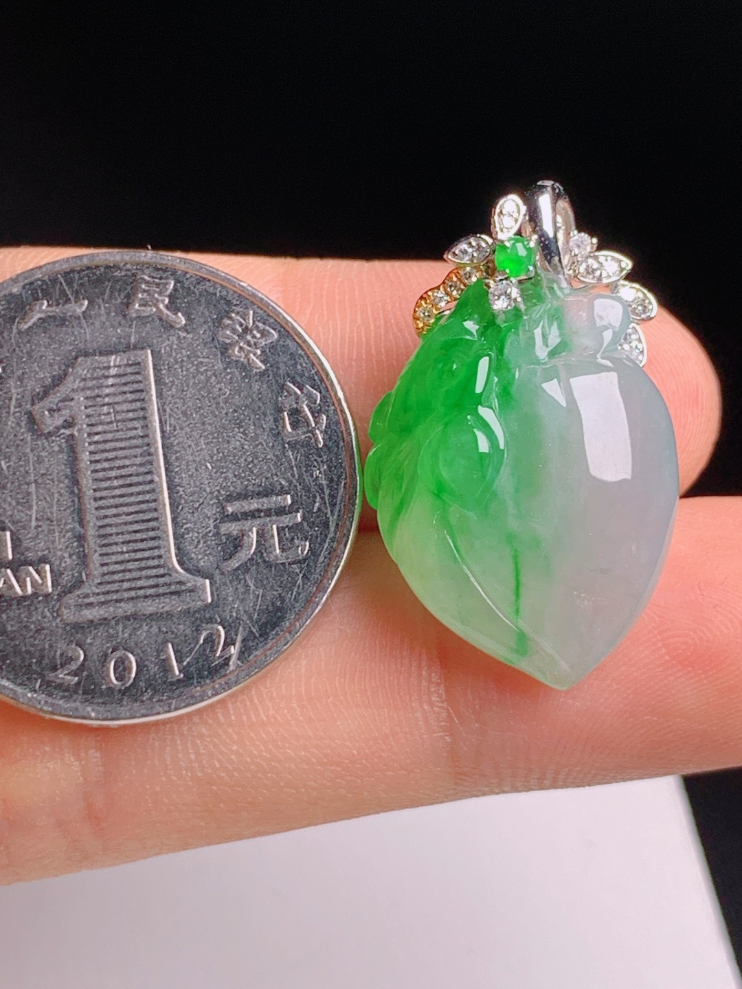 冰种飘绿寿桃吊坠，翠色浓郁种水冰透，18K金钻精工镶嵌
