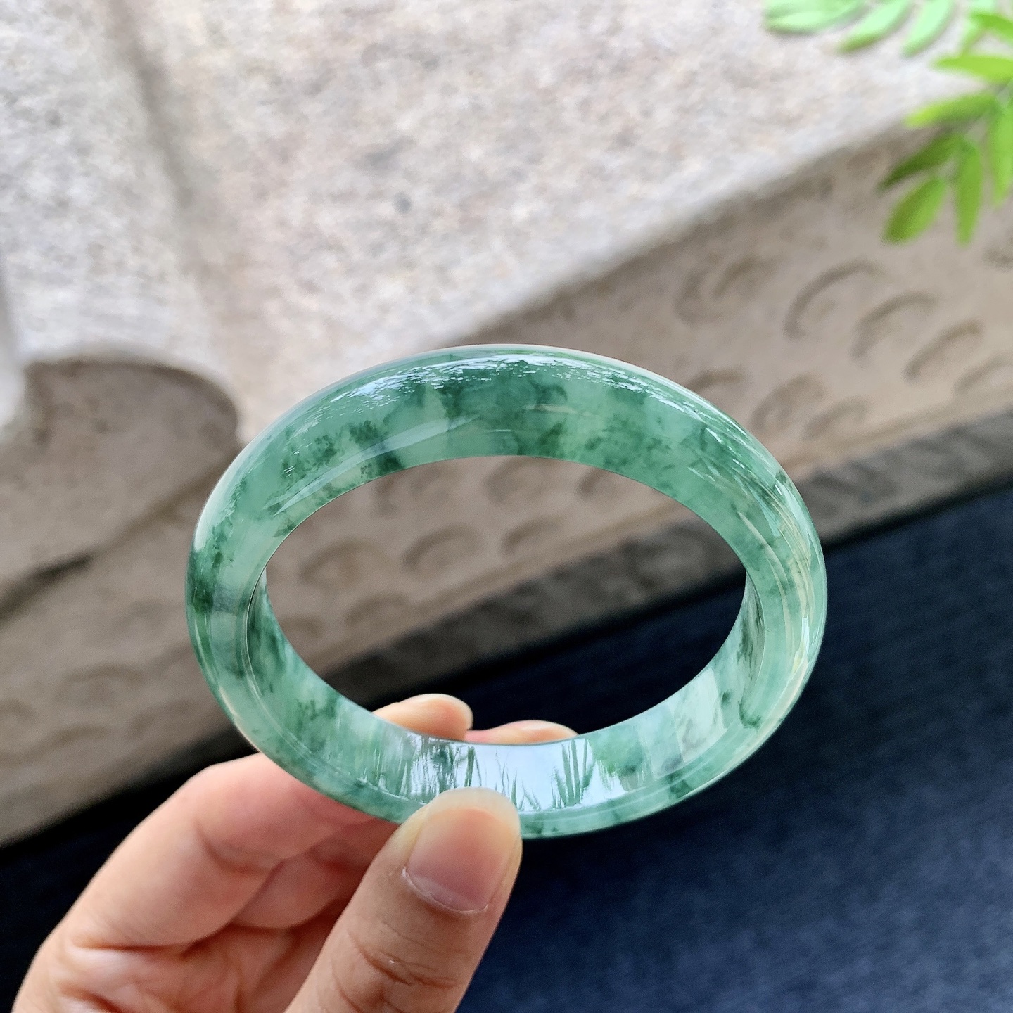 正圈54 55【圈口】54/12.4/7.4【编码】BA060651【描述】糯冰飘绿花，水润，种老，细腻，无裂